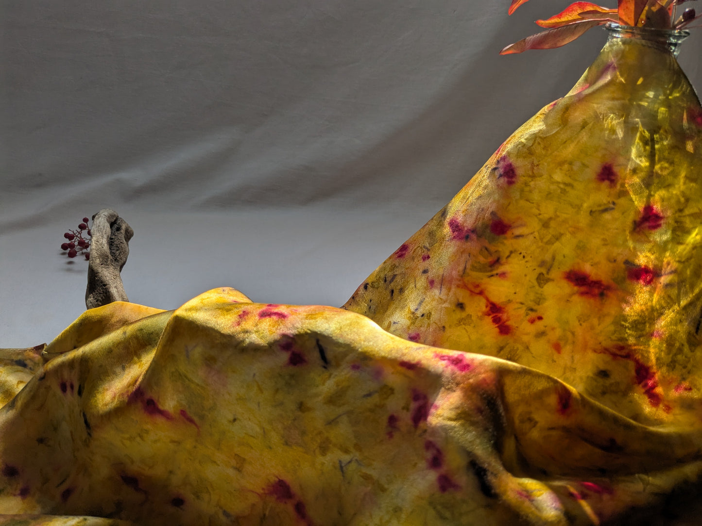 ყვითელი აბრეშუმის შარფი, კოშინელის და ხახვის ფურცლების წვეთებით