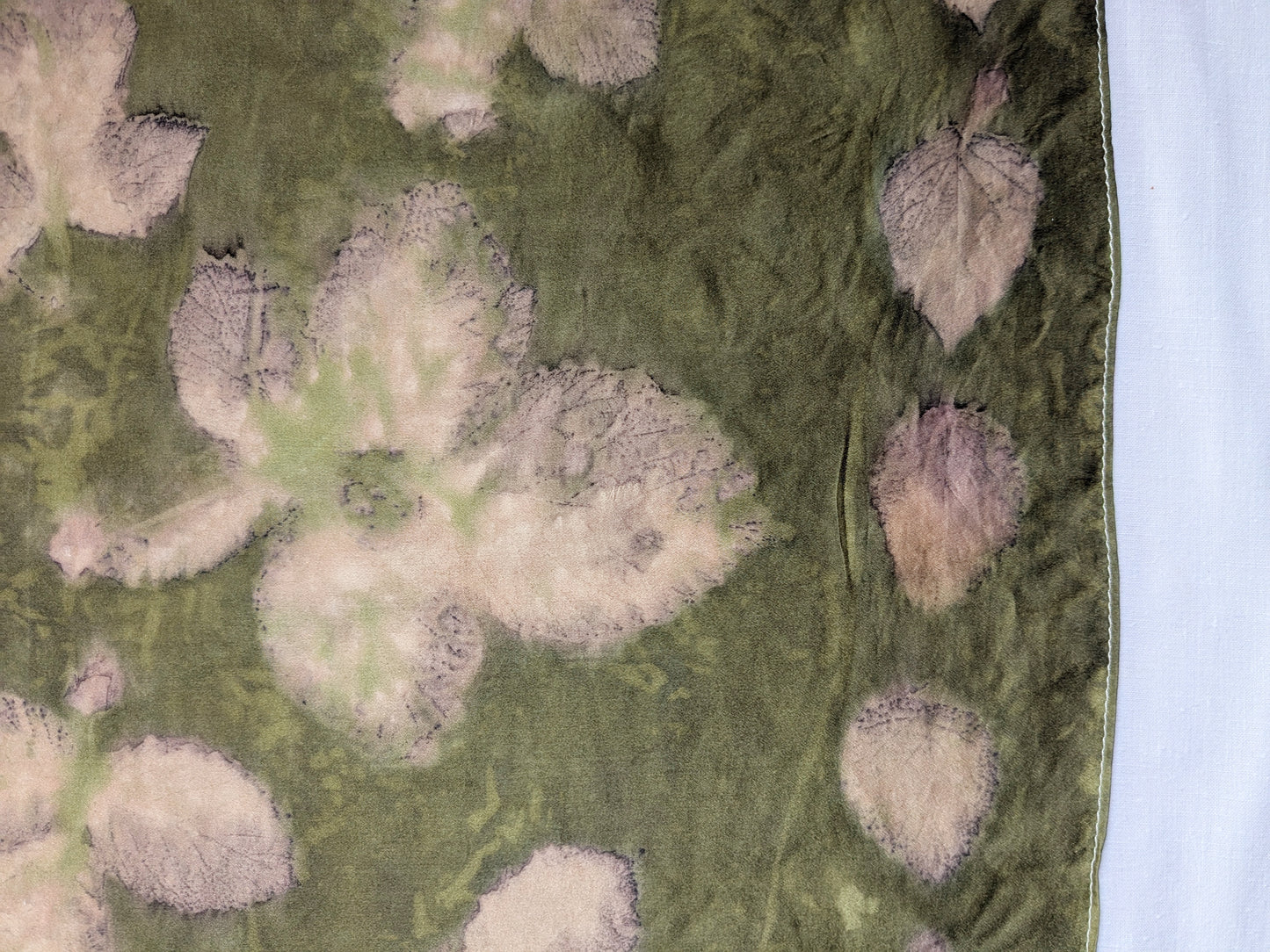 ბუნებრივად შეღებილი მწვანე ნატურალური აბრეშუმის შარფი, ეკო პრინტით აღბეჭდილი იასამნისფერი ფოთლებით