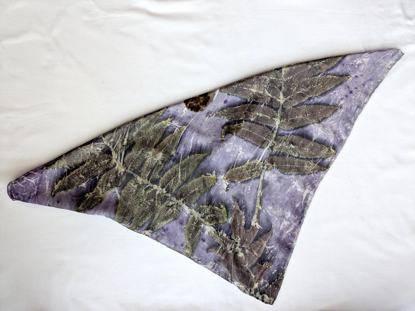 ეკო-პრინტით დამზადებული აბრეშუმის შარფი: სუმაკის ფოთლისა და სანდალოზის ხის საღებავი