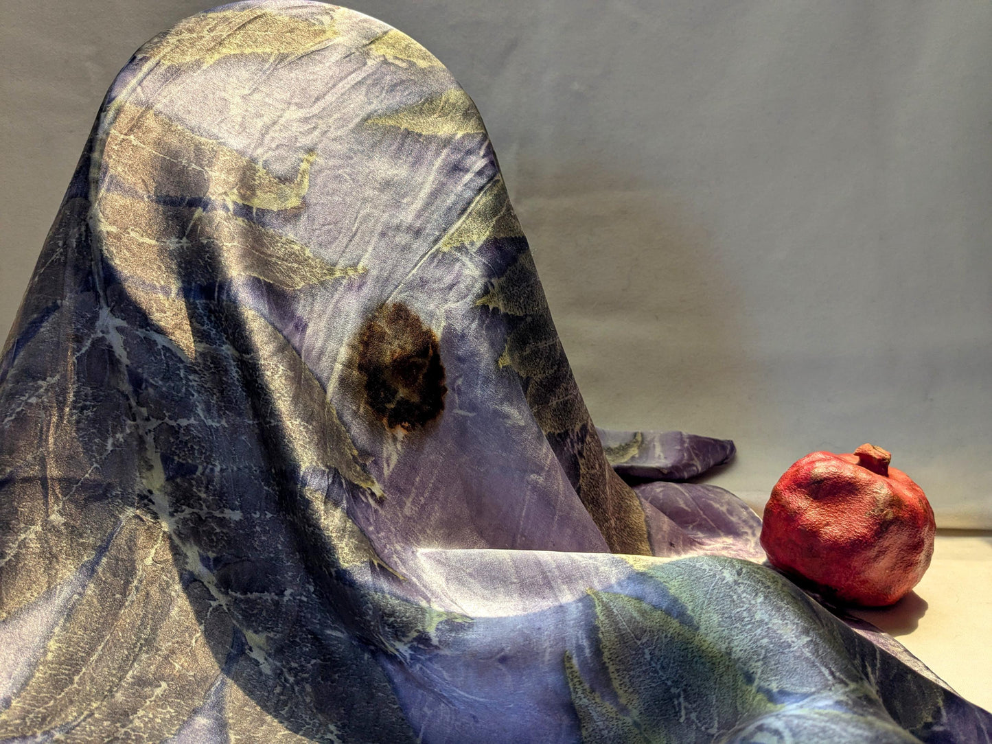 ეკო-პრინტით დამზადებული აბრეშუმის შარფი: სუმაკის ფოთლისა და სანდალოზის ხის საღებავი