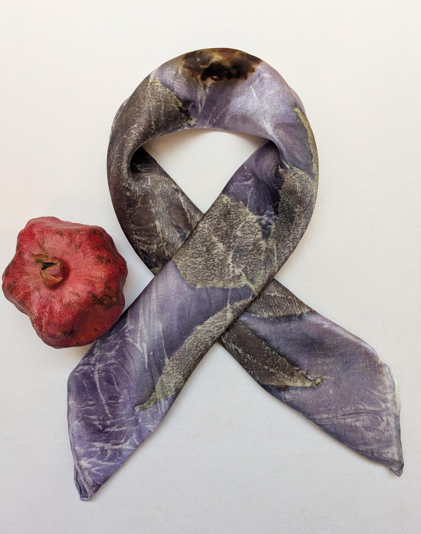 ეკო-პრინტით დამზადებული აბრეშუმის შარფი: სუმაკის ფოთლისა და სანდალოზის ხის საღებავი