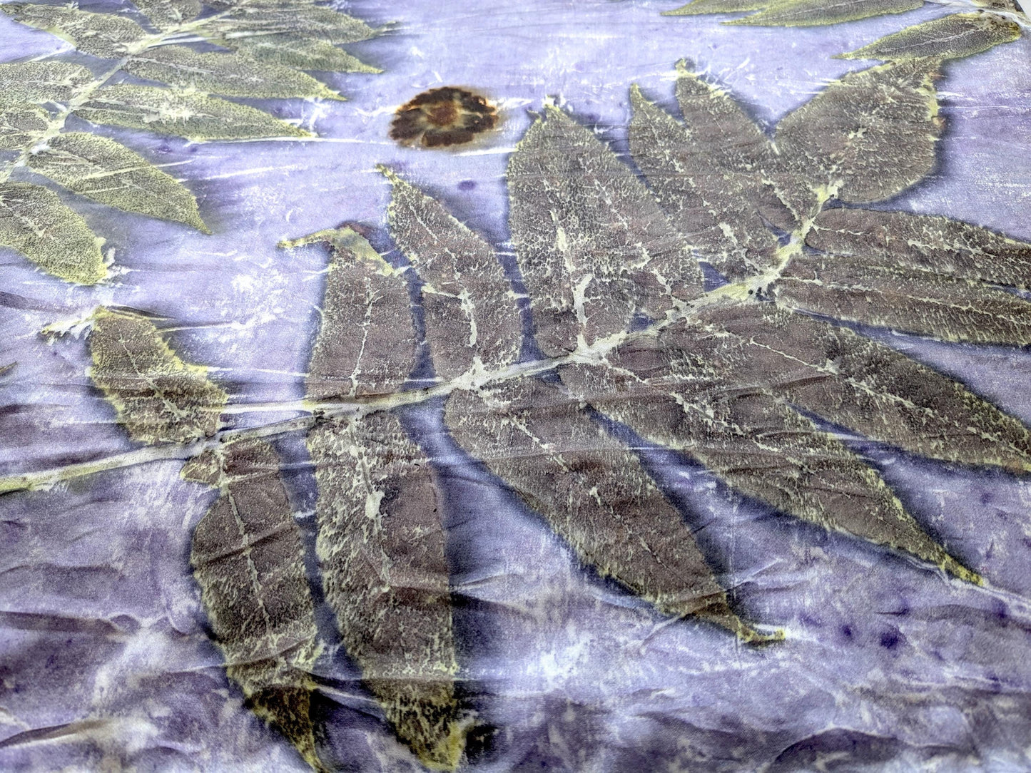 ეკო-პრინტით დამზადებული აბრეშუმის შარფი: სუმაკის ფოთლისა და სანდალოზის ხის საღებავი