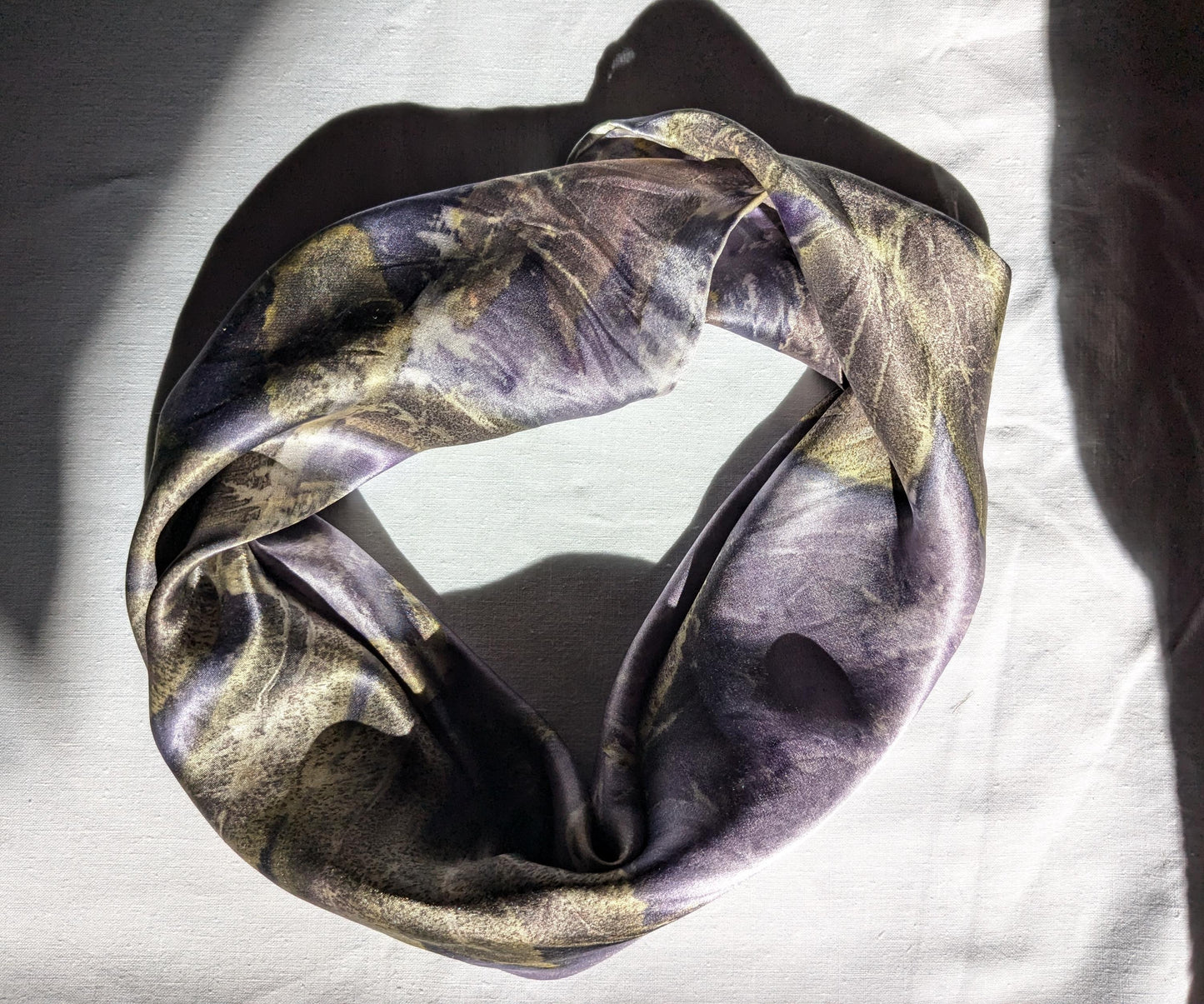 ეკო-პრინტით დამზადებული აბრეშუმის შარფი: სუმაკის ფოთლისა და სანდალოზის ხის საღებავი