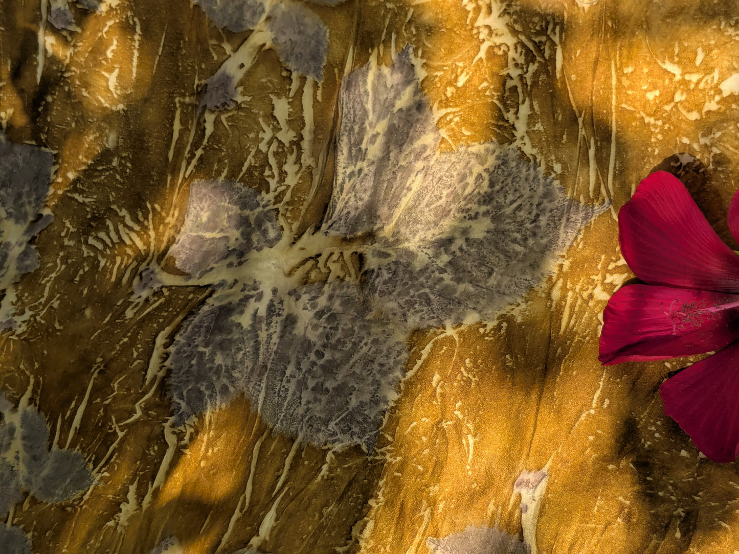 ყვითელი აბრეშუმის შარფი კენკრის ფოთლებით