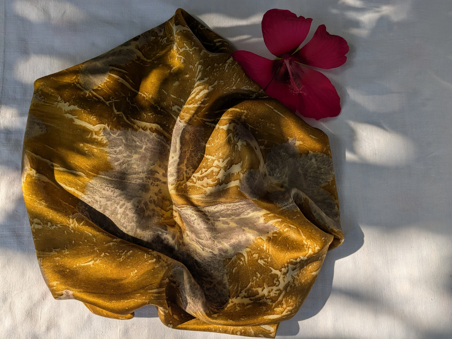 ყვითელი აბრეშუმის შარფი კენკრის ფოთლებით