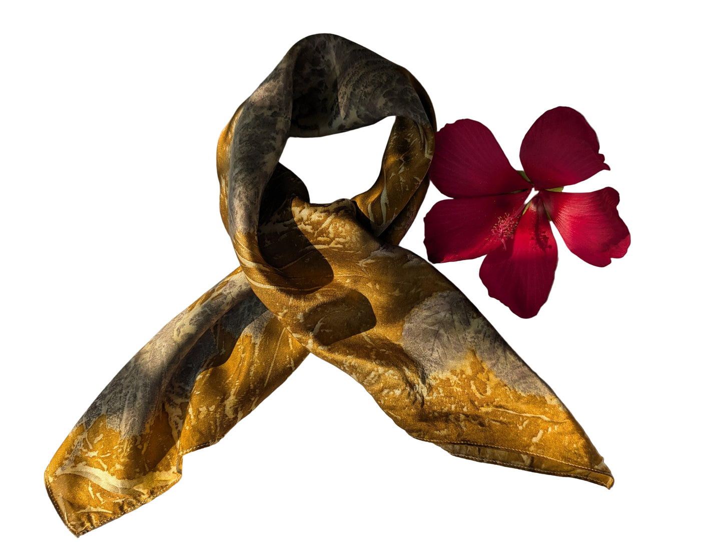 ყვითელი აბრეშუმის შარფი კენკრის ფოთლებით