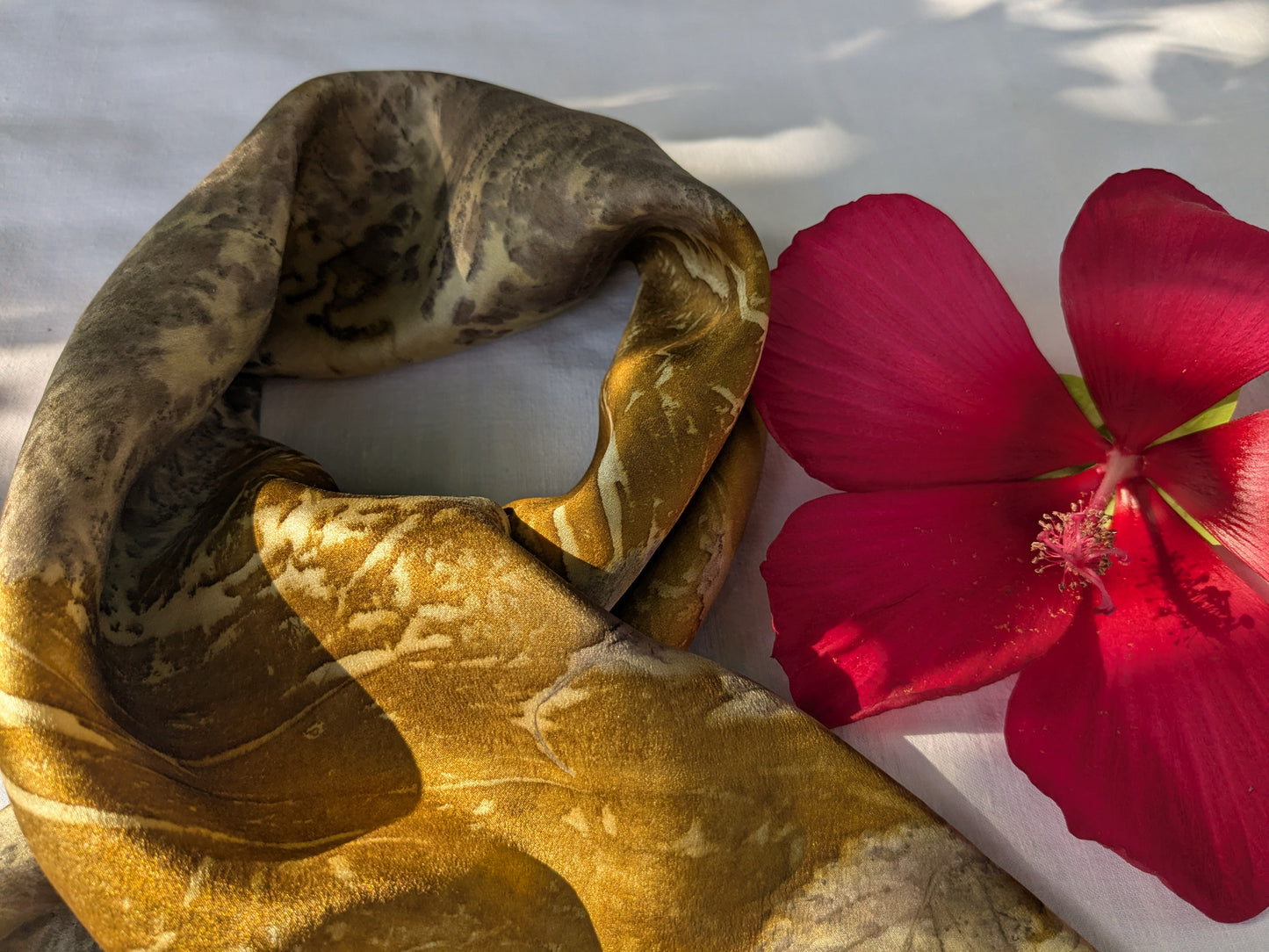 ყვითელი აბრეშუმის შარფი კენკრის ფოთლებით