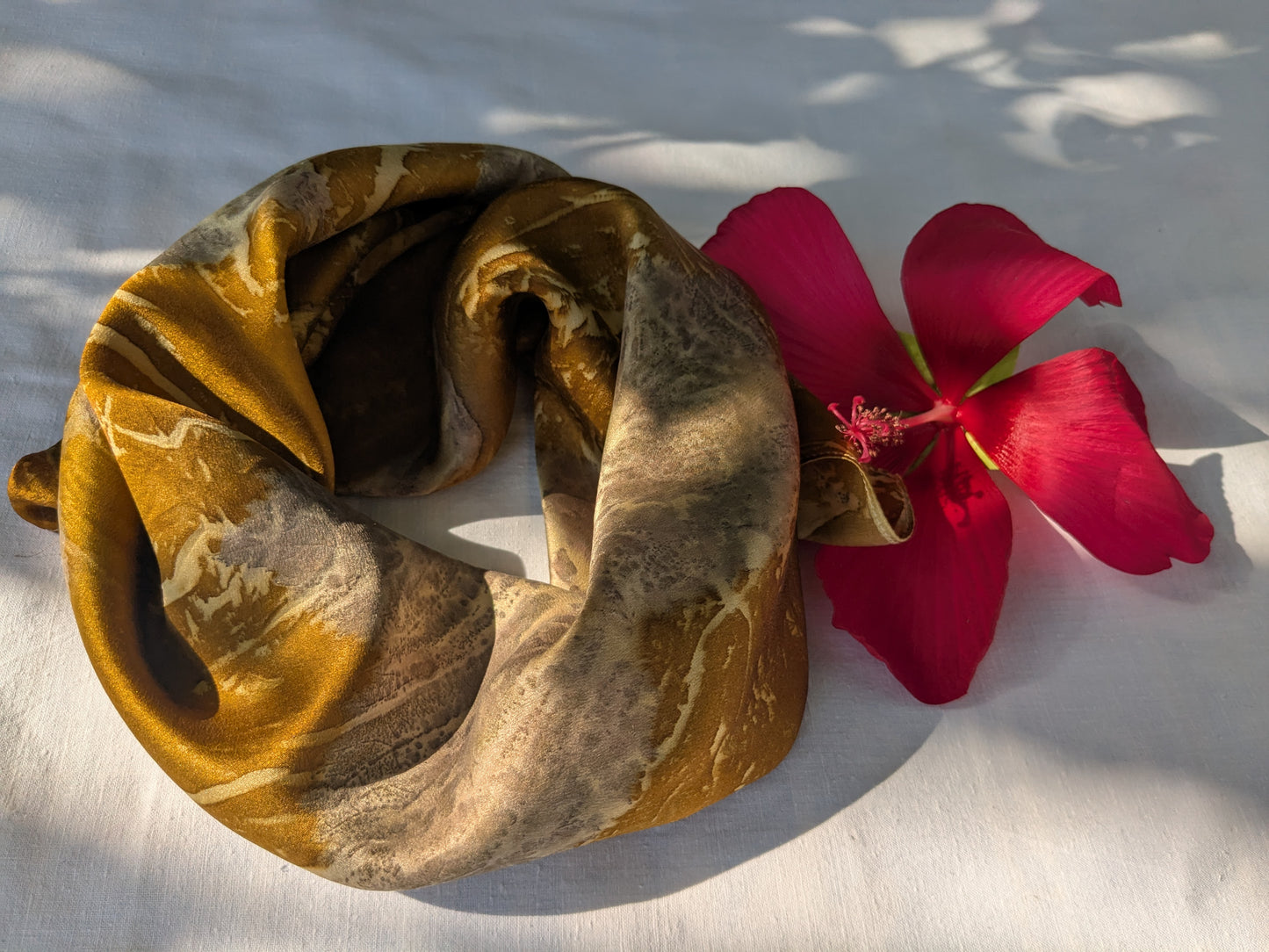 ყვითელი აბრეშუმის შარფი კენკრის ფოთლებით