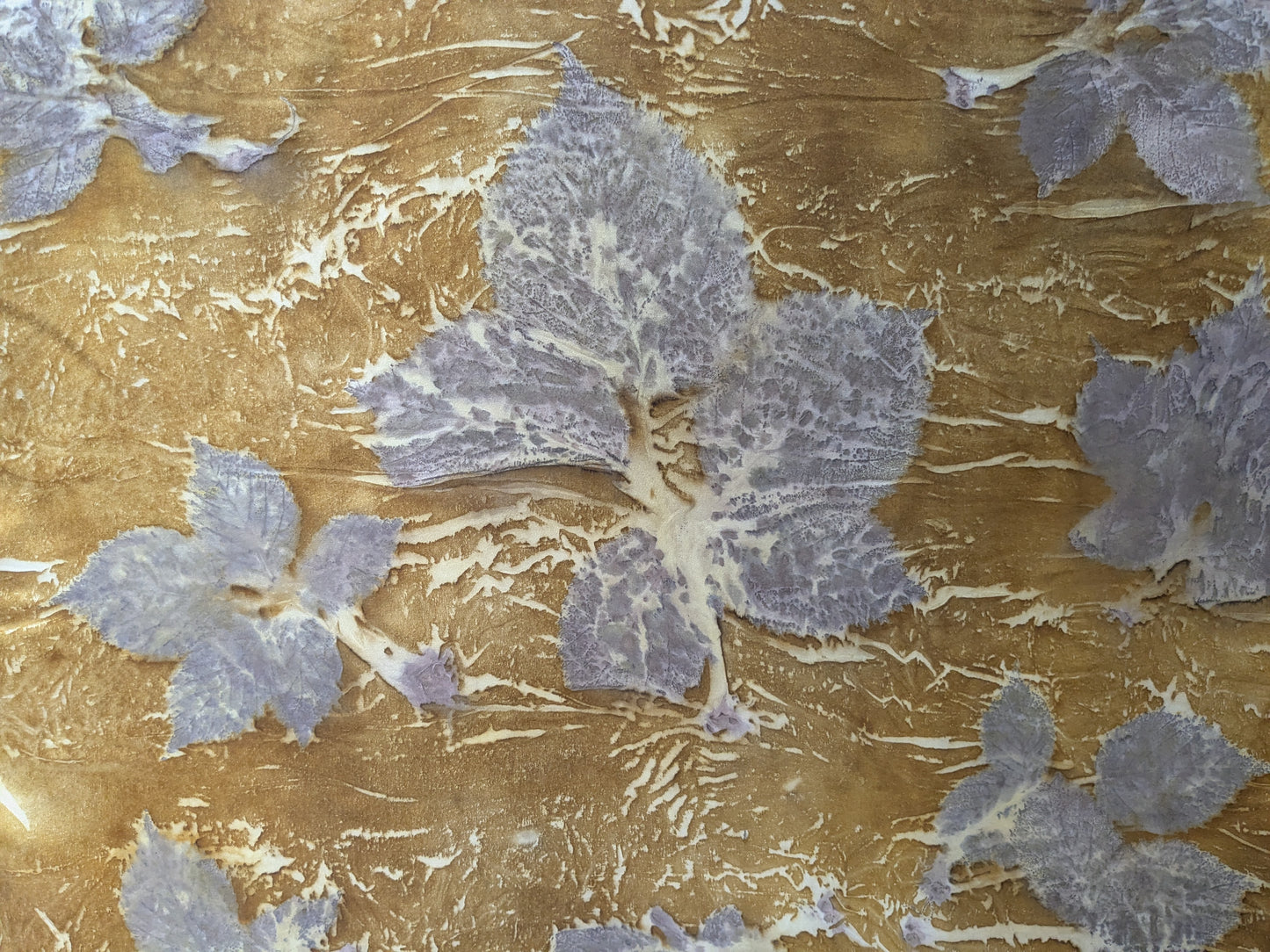 ყვითელი აბრეშუმის შარფი კენკრის ფოთლებით