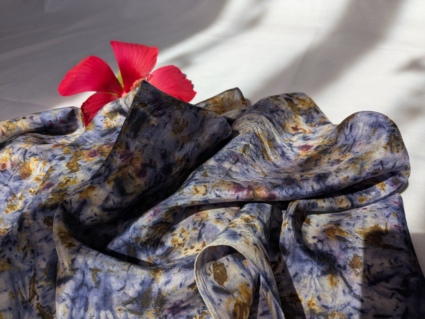 მცენარეებით შეღებილი შარფი, სანდალოზი და ხავერდას ყვავილი