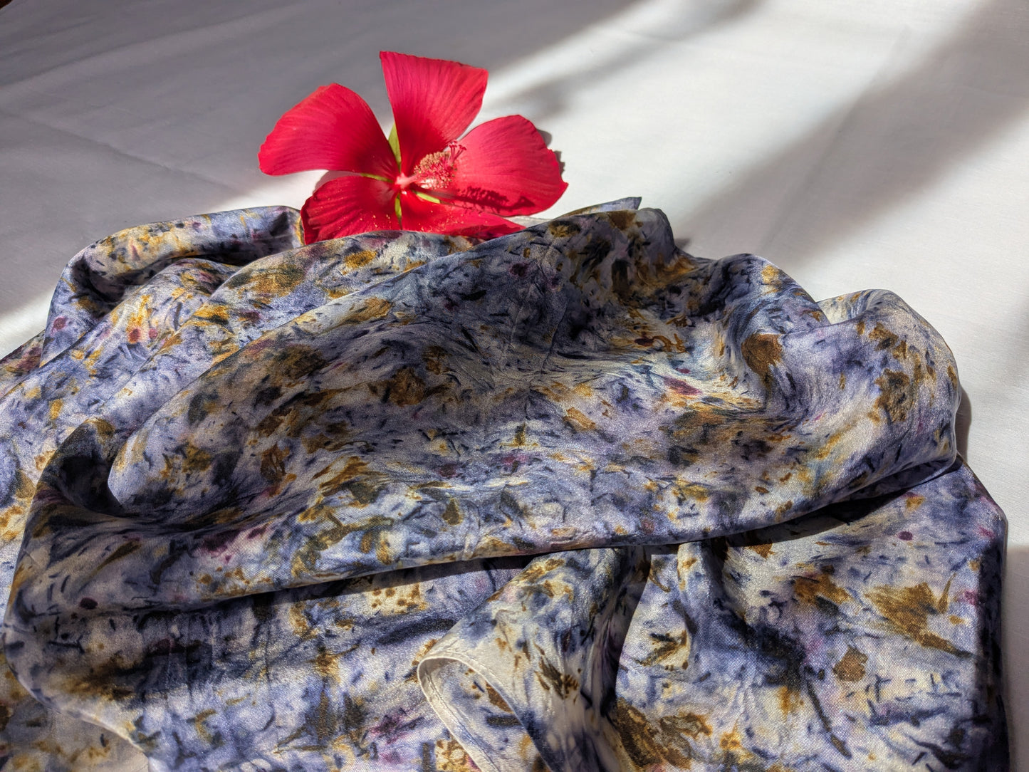 მცენარეებით შეღებილი შარფი, სანდალოზი და ხავერდას ყვავილი