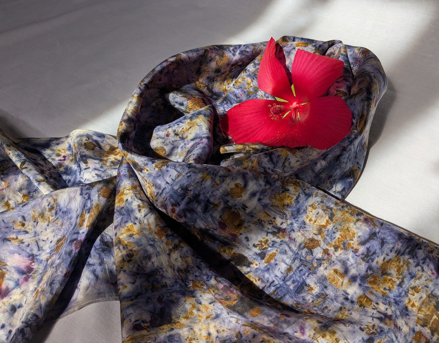 მცენარეებით შეღებილი შარფი, სანდალოზი და ხავერდას ყვავილი