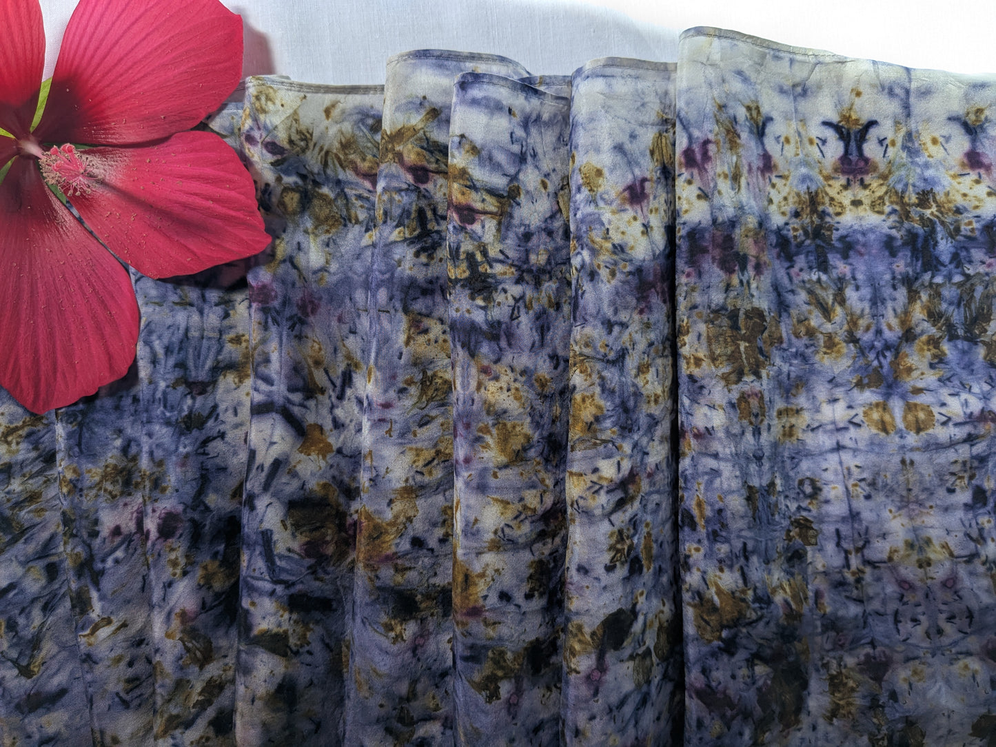 მცენარეებით შეღებილი შარფი, სანდალოზი და ხავერდას ყვავილი