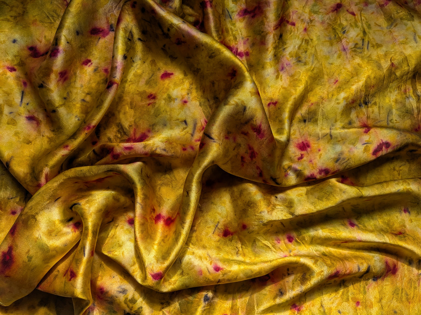 ყვითელი აბრეშუმის შარფი, კოშინელის და ხახვის ფურცლების წვეთებით