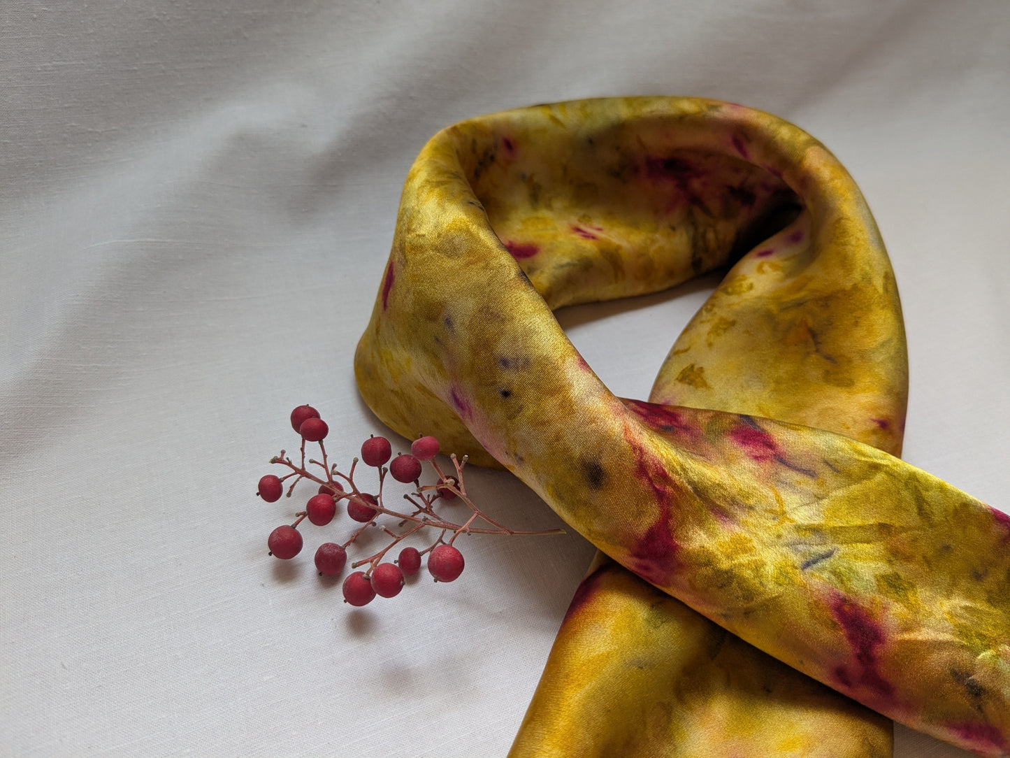 ყვითელი აბრეშუმის შარფი, კოშინელის და ხახვის ფურცლების წვეთებით