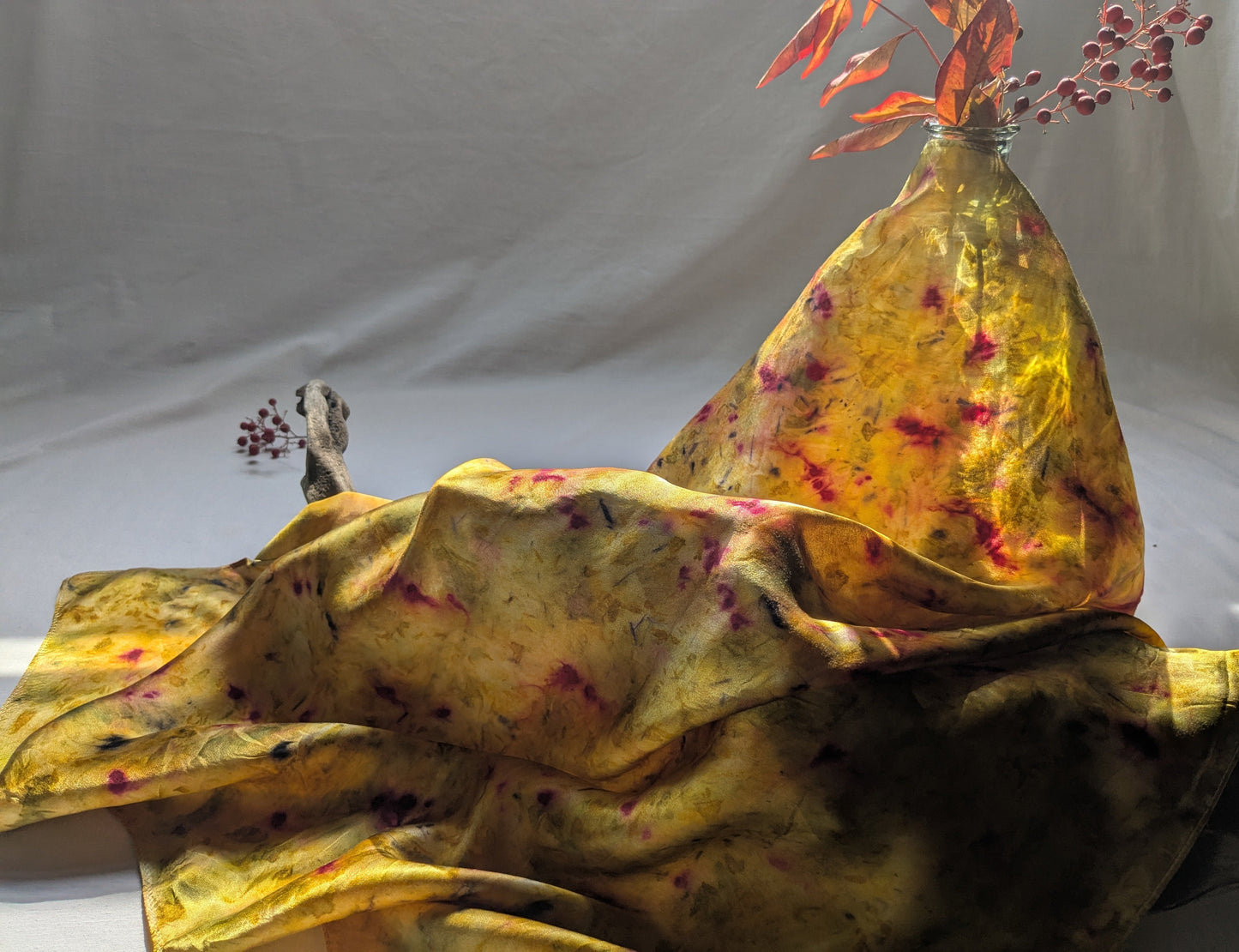 ყვითელი აბრეშუმის შარფი, კოშინელის და ხახვის ფურცლების წვეთებით