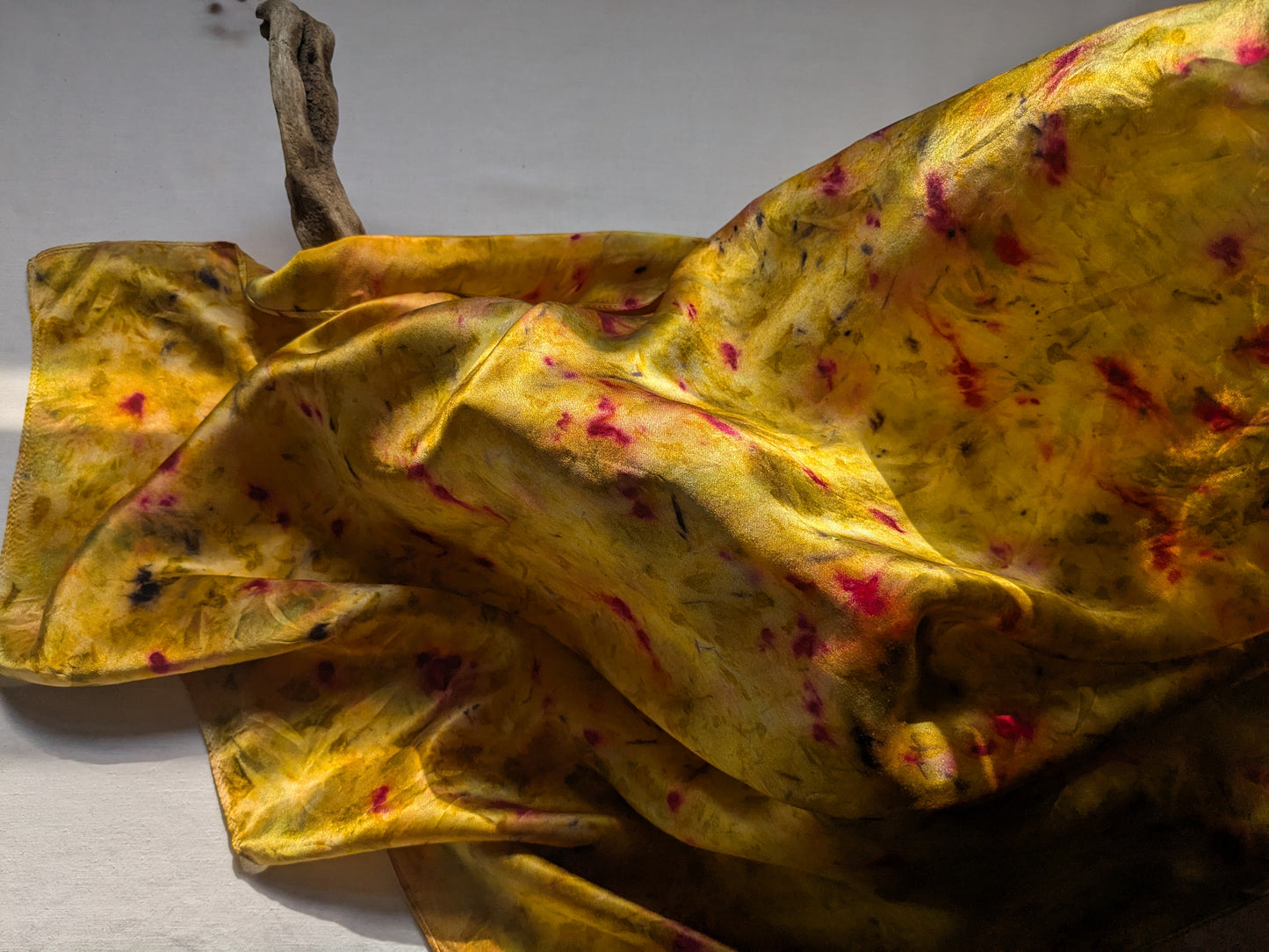 ყვითელი აბრეშუმის შარფი, კოშინელის და ხახვის ფურცლების წვეთებით