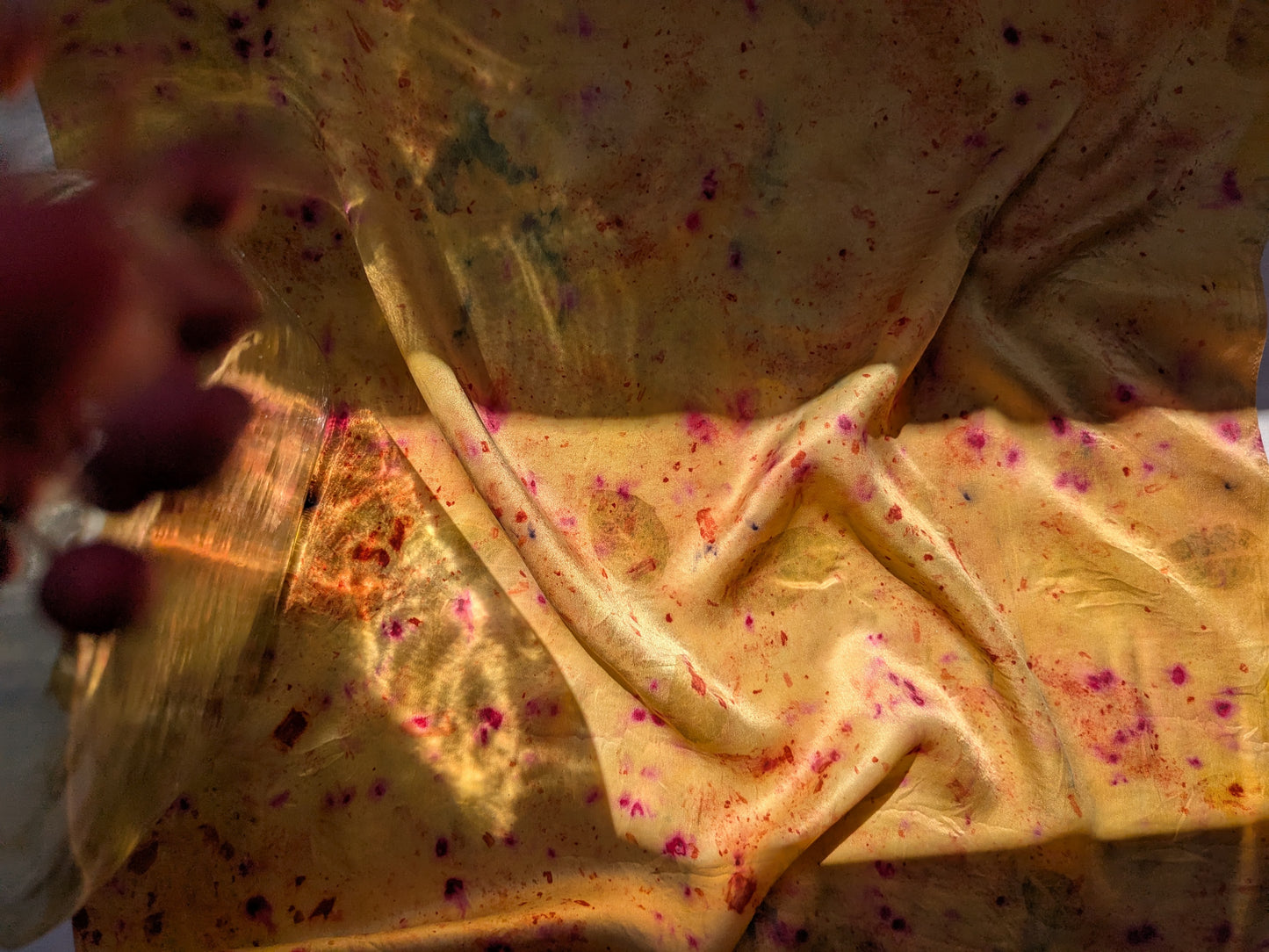 აბრშუმის შარფი: ინდიგოს ფოთლები, ხავერდა და კოშინელი