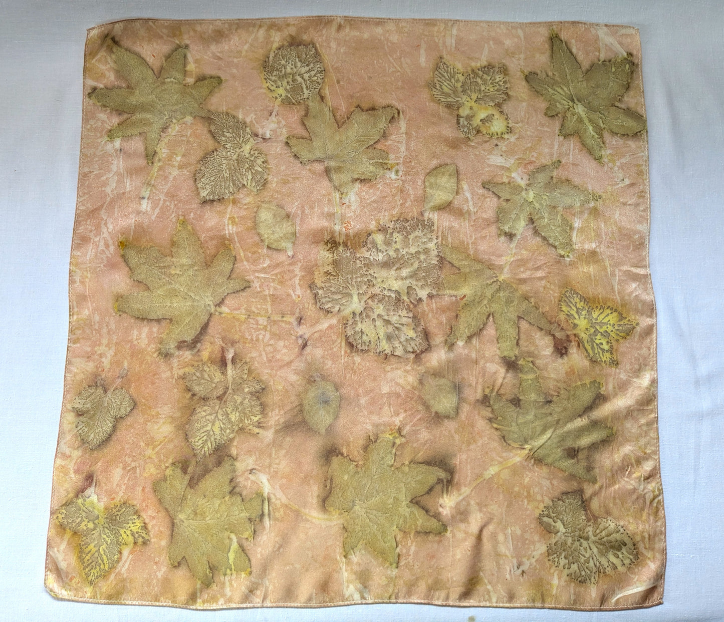 რბილი წითელი აბრეშუმის შარფი, ფოთლების ეკო პრინტით