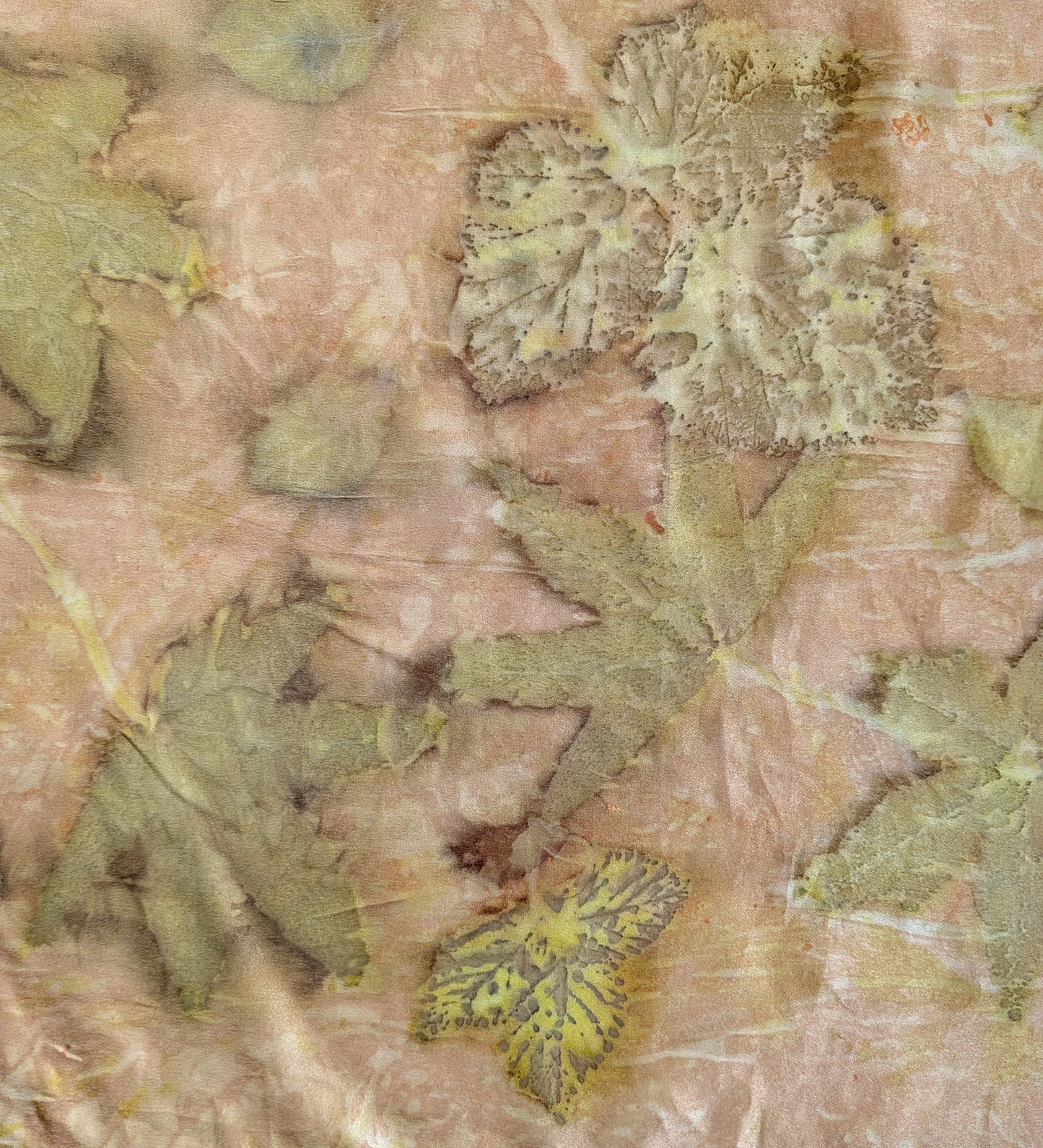 რბილი წითელი აბრეშუმის შარფი, ფოთლების ეკო პრინტით