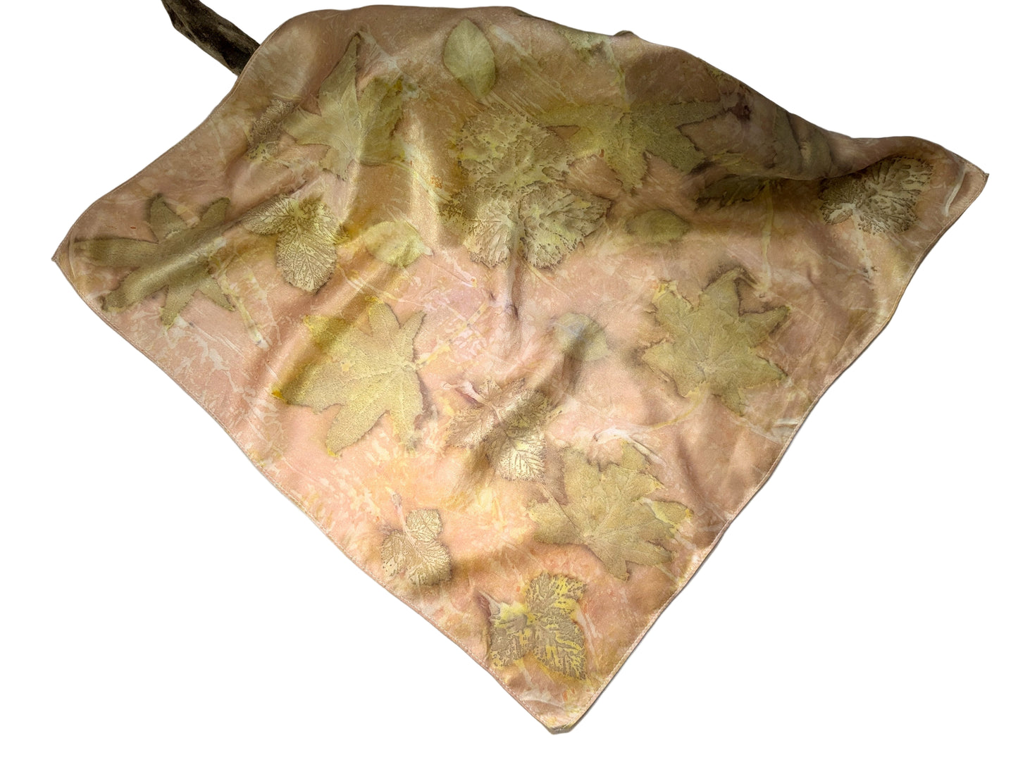 რბილი წითელი აბრეშუმის შარფი, ფოთლების ეკო პრინტით