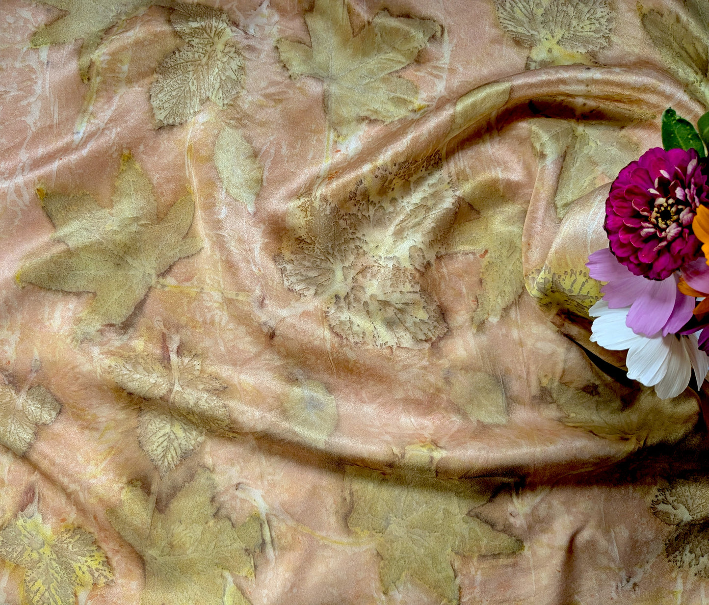 რბილი წითელი აბრეშუმის შარფი, ფოთლების ეკო პრინტით