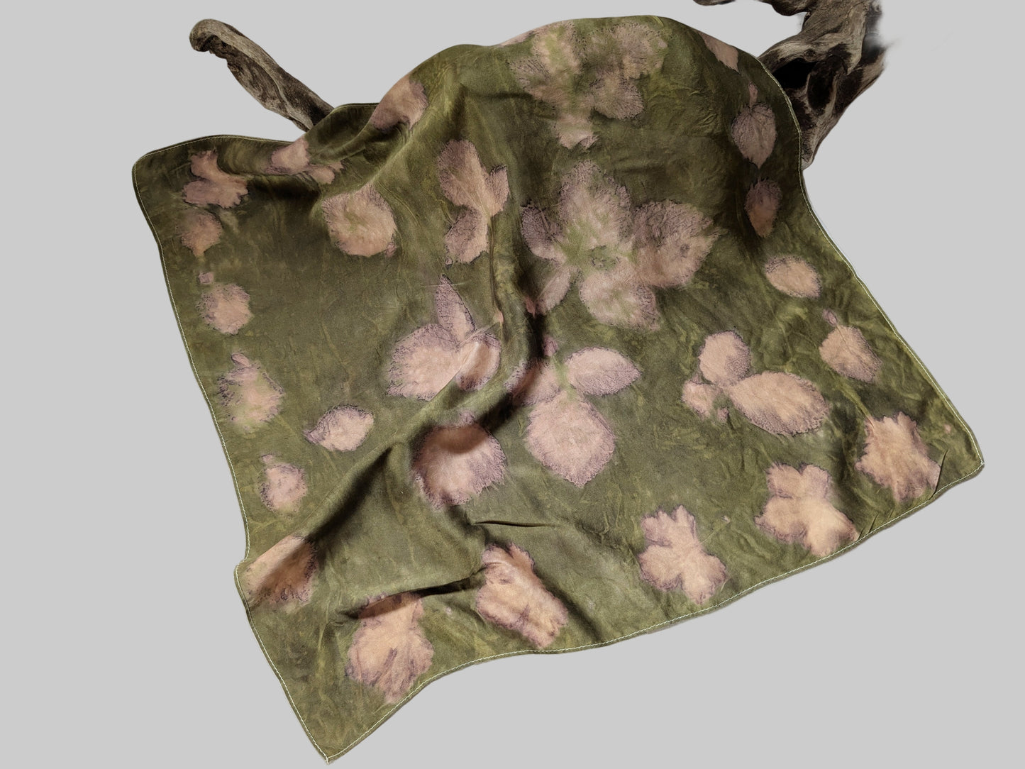 ბუნებრივად შეღებილი მწვანე ნატურალური აბრეშუმის შარფი, ეკო პრინტით აღბეჭდილი იასამნისფერი ფოთლებით