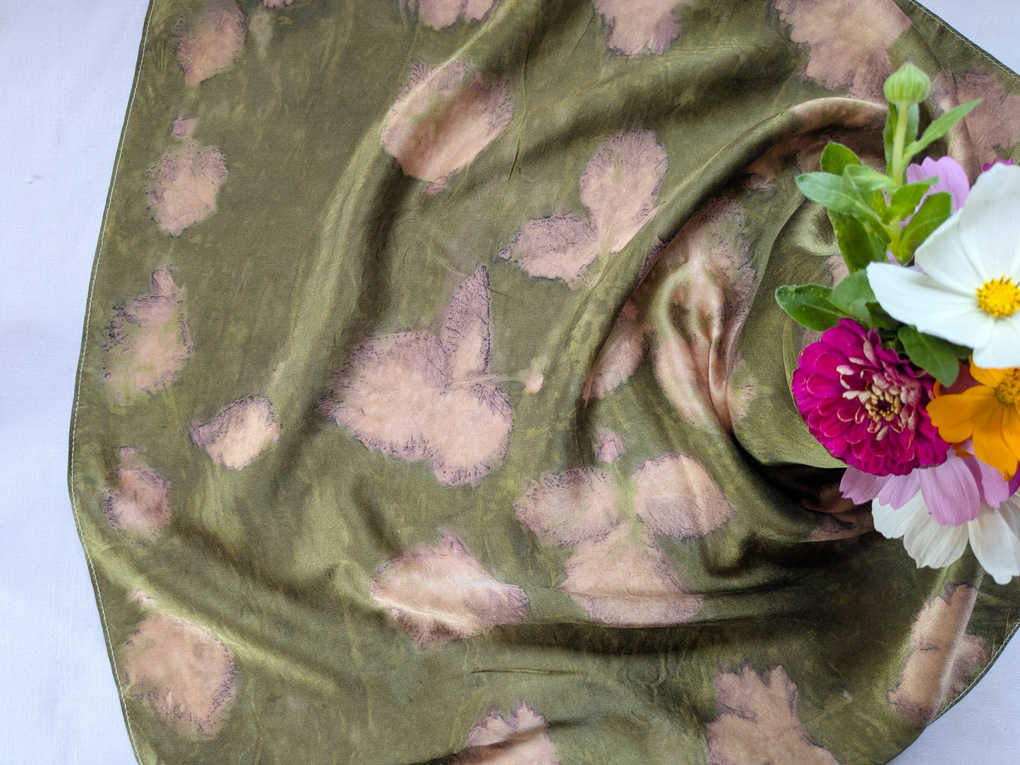 ბუნებრივად შეღებილი მწვანე ნატურალური აბრეშუმის შარფი, ეკო პრინტით აღბეჭდილი იასამნისფერი ფოთლებით