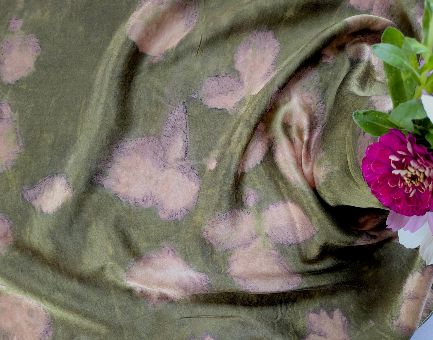 ბუნებრივად შეღებილი მწვანე ნატურალური აბრეშუმის შარფი, ეკო პრინტით აღბეჭდილი იასამნისფერი ფოთლებით