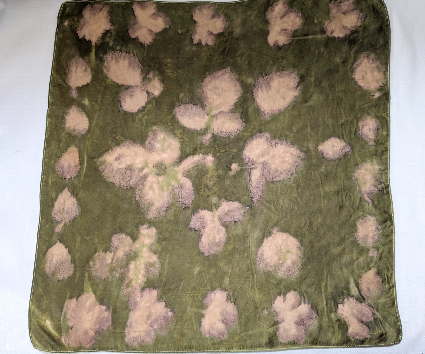 ბუნებრივად შეღებილი მწვანე ნატურალური აბრეშუმის შარფი, ეკო პრინტით აღბეჭდილი იასამნისფერი ფოთლებით