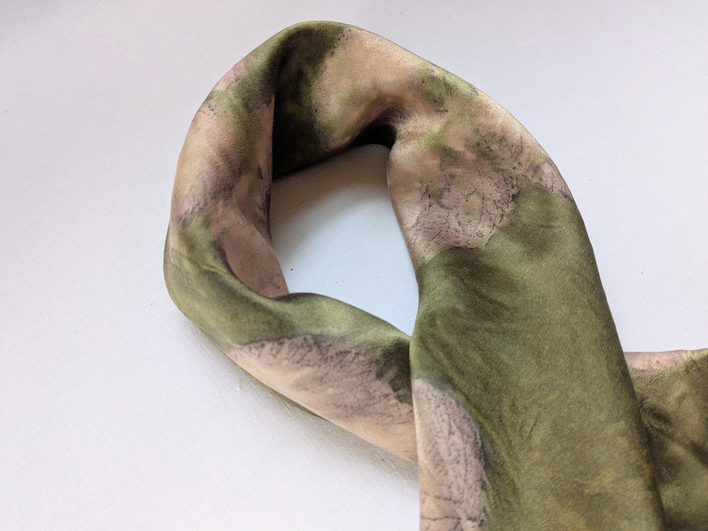 ბუნებრივად შეღებილი მწვანე ნატურალური აბრეშუმის შარფი, ეკო პრინტით აღბეჭდილი იასამნისფერი ფოთლებით