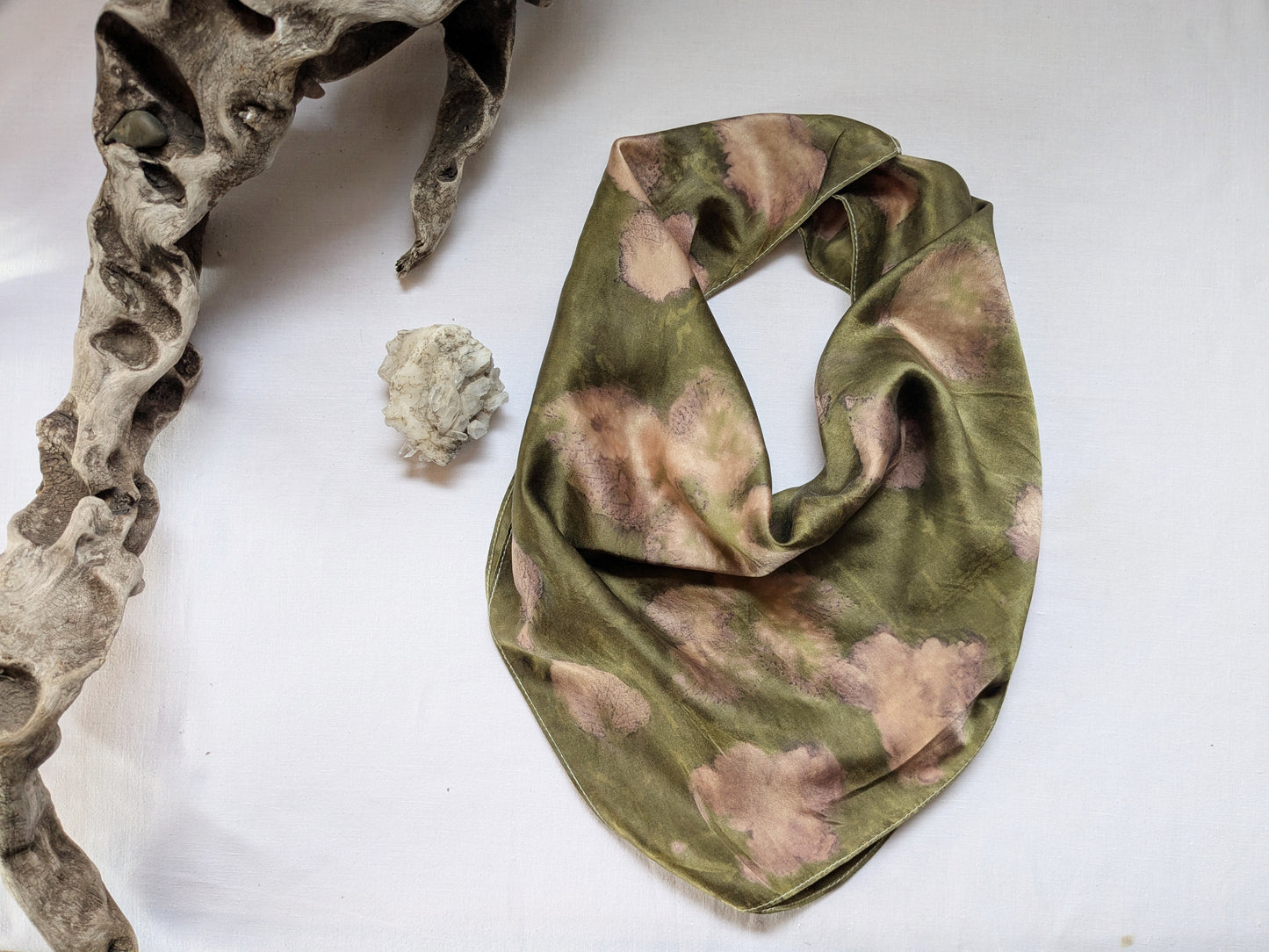 ბუნებრივად შეღებილი მწვანე ნატურალური აბრეშუმის შარფი, ეკო პრინტით აღბეჭდილი იასამნისფერი ფოთლებით