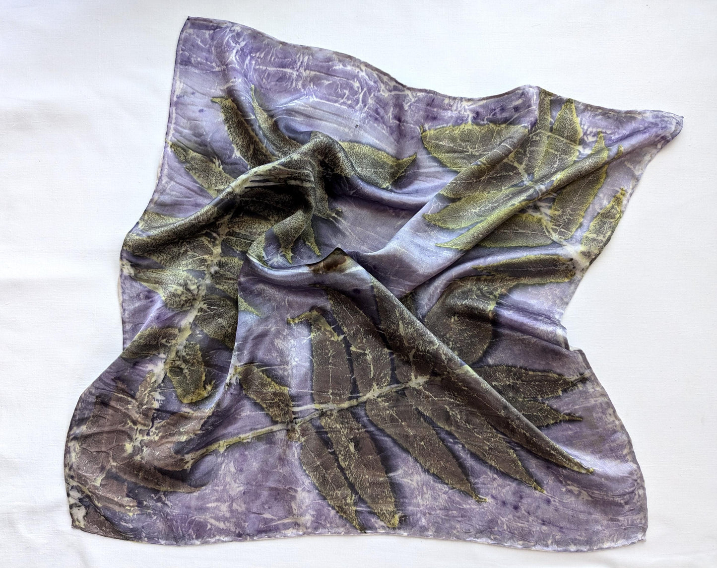 ეკო-პრინტით დამზადებული აბრეშუმის შარფი: სუმაკის ფოთლისა და სანდალოზის ხის საღებავი